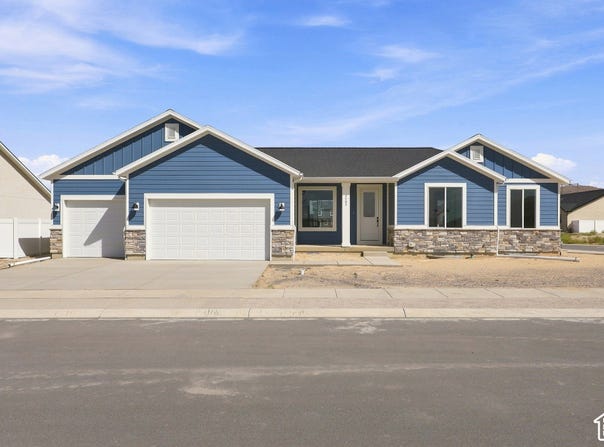 2403 E SUNFLOWER Dr, Eagle Mountain, UT 84005