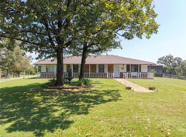 43286 Earls RD, Howe, OK 74940