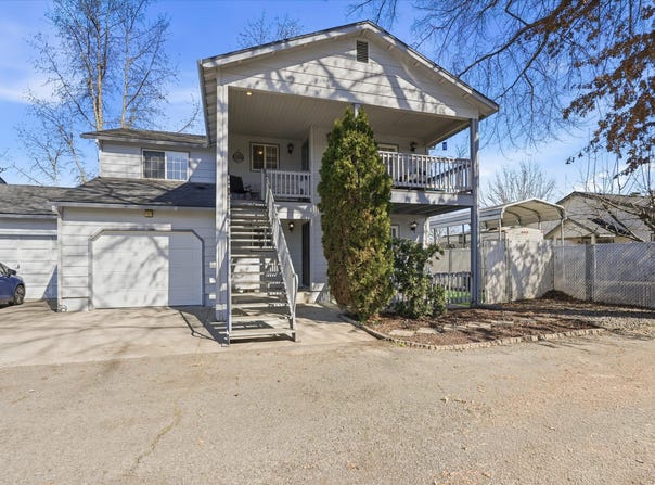 512 Village Drive, Central Point, OR 97502