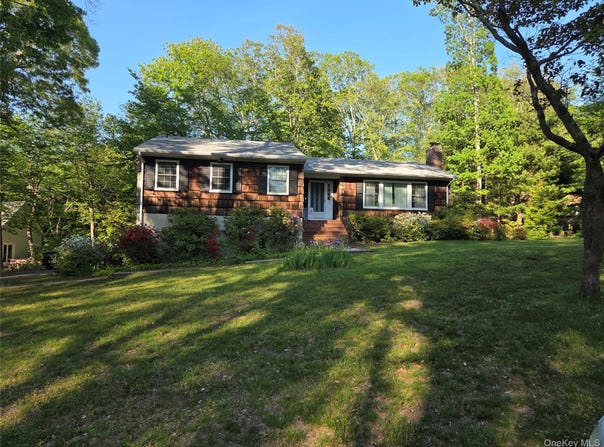13 Linda Lane E, Riverhead, NY 11901