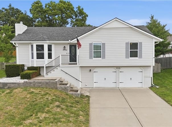 2136 SW Sterling Drive, Lee's Summit, MO 64081