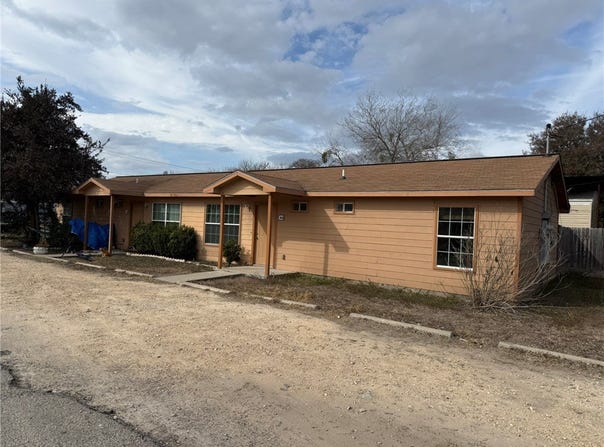 310 S Hermann Avenue, Three Rivers, TX 78071