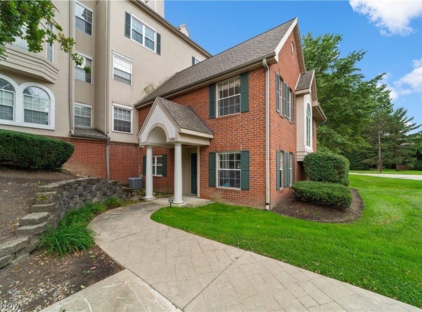 180 Fox Hollow Drive, Mayfield Heights, OH 44124