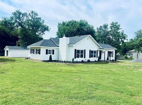 305 E Hickory Avenue, Fort Gibson, OK 74434
