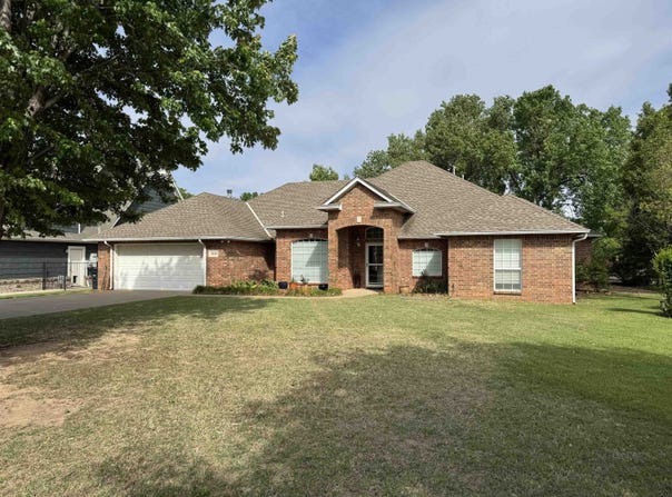 3618 Edgewater, Enid, OK 73703-1575