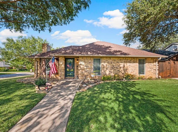 1401 Sandpiper Street, Grapevine, TX 76051
