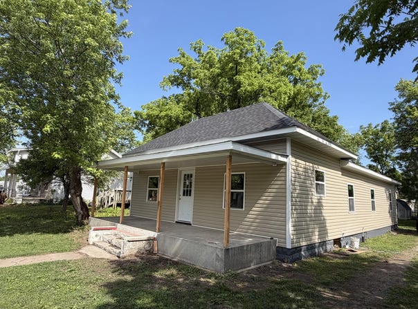 305 E Rock Street, Aurora, MO 65605