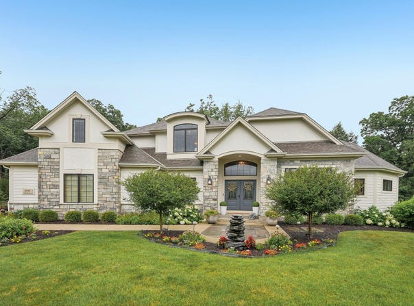 1646 Twisted Oak Ct, Hartland, WI 53029