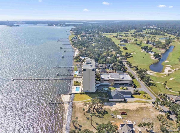 825 Bayshore Dr, Pensacola, FL 32507