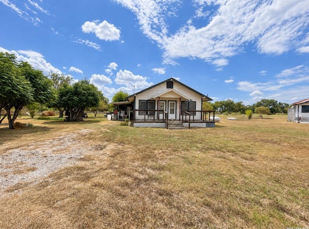 3050 COMMERCE ST, Campbellton, TX 78008