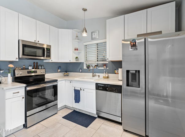 421 E BEHREND Drive, Phoenix, AZ 85024