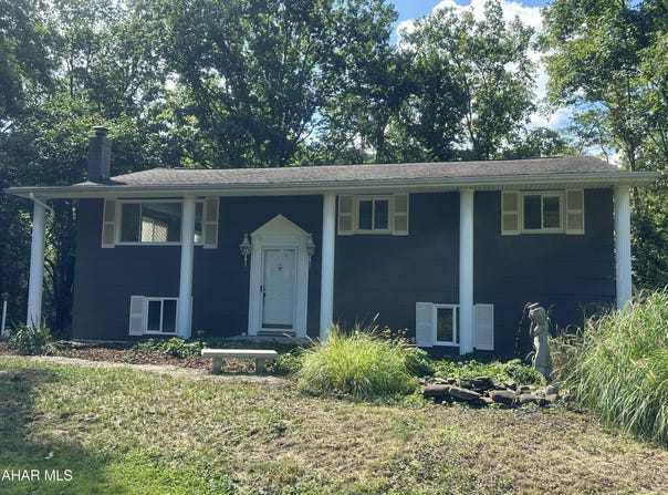 1097 Hoovers Lane, Tyrone, PA 16686