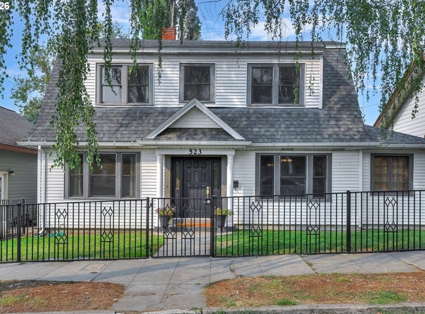 523 E 9TH St, TheDalles, OR 97058