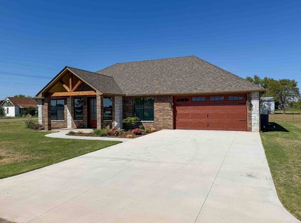 310 E Apache St., Medford, OK 73759