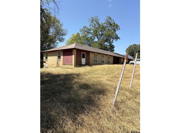 215 Ochiltree, Daingerfield, TX 75638