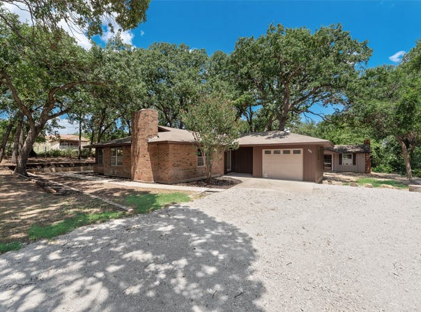 294 Thomas Len Road, Azle, TX 76020