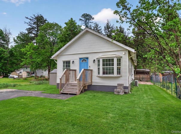 24 Avenue L, Godeffroy, NY 12729