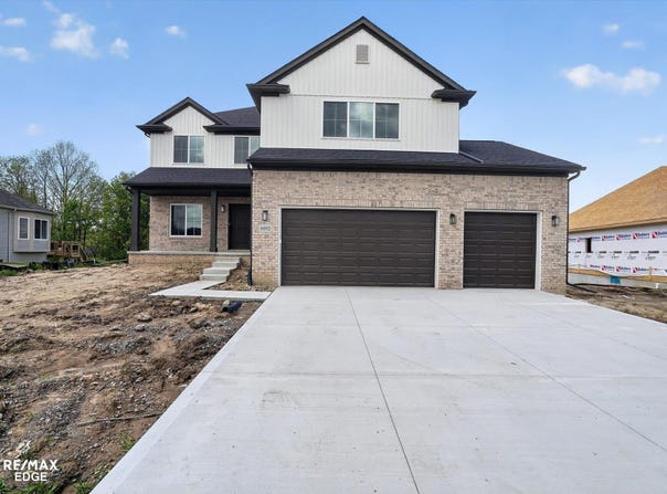 8100 Peninsula Circle, Grand Blanc, MI 48439