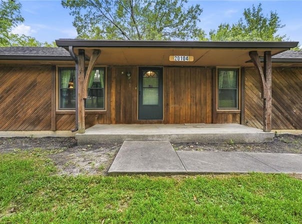 20104 Pickering Road, Belton, MO 64012