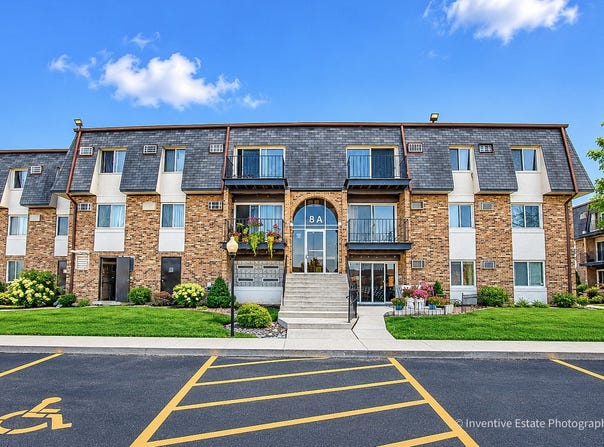8A E Dundee Quarter Drive, Palatine, IL 60074