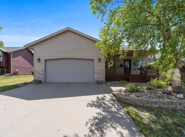 105 E Switch Grass Trl, Brandon, SD 57005-2548
