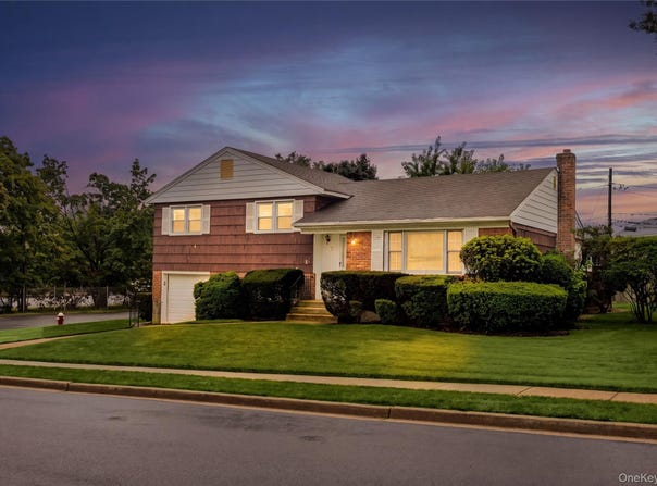 7 Barby Lane, Plainview, NY 11803
