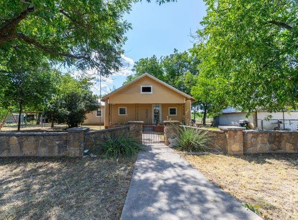 832 Peyton Street, Baird, TX 79504