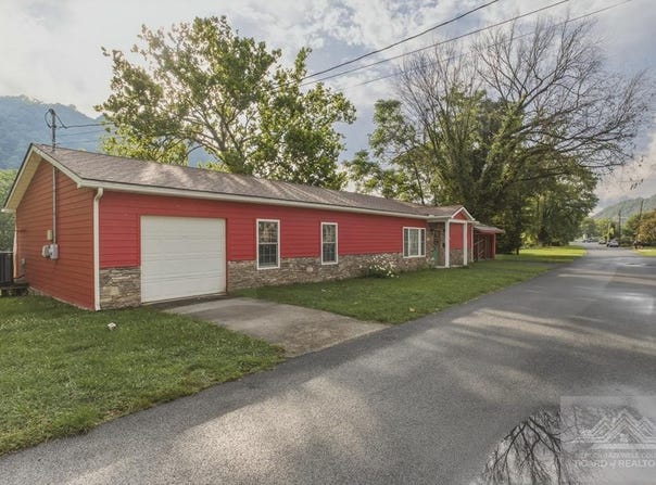 202 Riverside Dr., HINTON, WV 25951