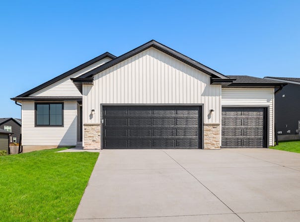 1906 E Clinton Place, Indianola, IA 50125