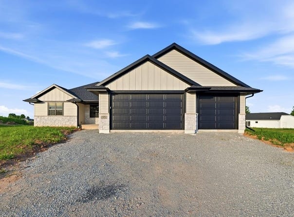575 Emerald Isle Ct, Wrightstown, WI 54180