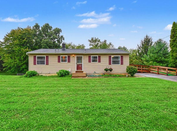 893 Maplehill Avenue SE, Ada, MI 49301