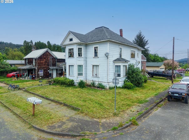 131 ASH St, MyrtlePoint, OR 97458