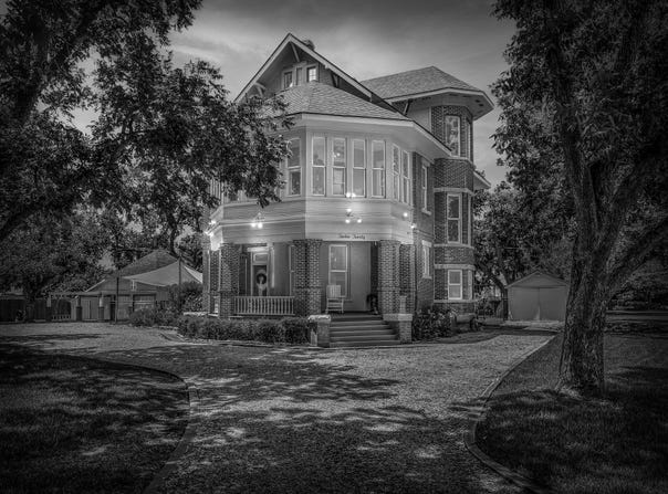 1220 W Lake Dr, Taylor, TX 76574