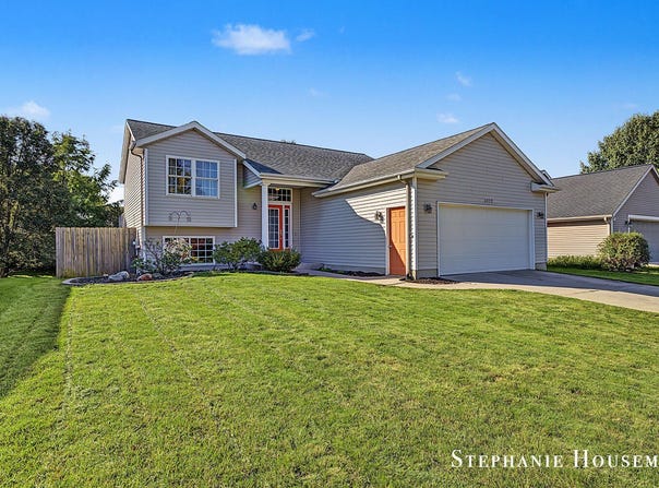 3072 Stonewood Street NW, Grand Rapids, MI 49504