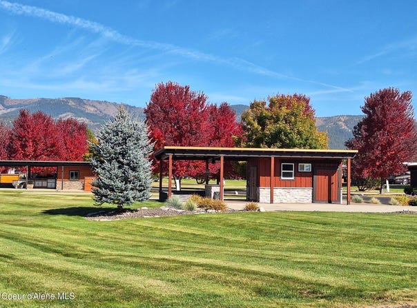 8 Bogie Ln, Blanchard, ID 83804