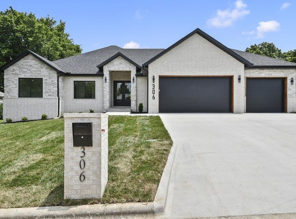 306 Park Cir, Sparta, MO 65753