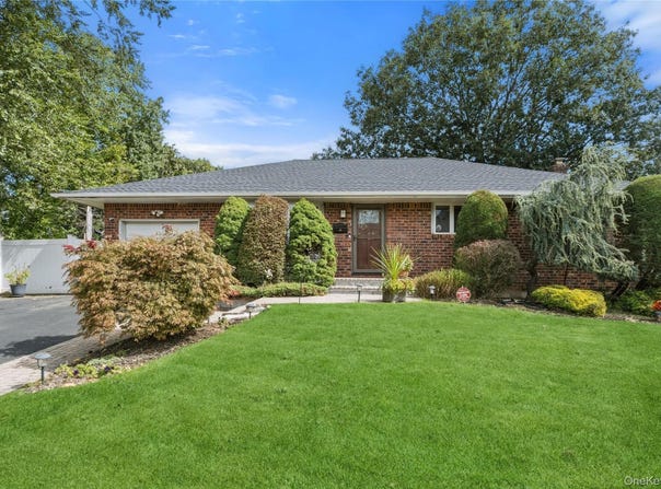 15 Elmwood Lane, Syosset, NY 11791