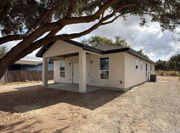 3274 INTERSTATE 35 N, Natalia, TX 78059