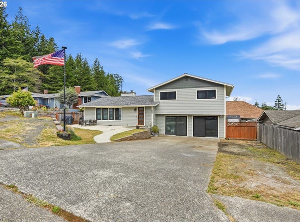 2220 MAINE Ct, NorthBend, OR 97459