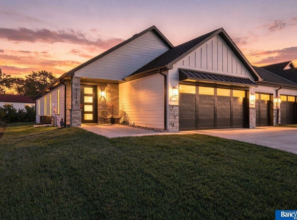9118 Hillcrest Trail, Lincoln, NE 68520