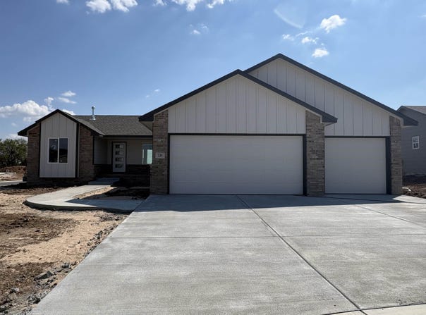 225 E Hanscom St., Derby, KS 67037
