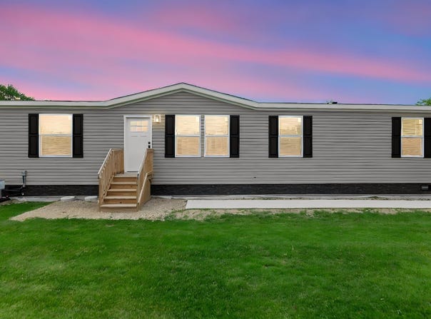 7197 Mapleview Circle, Brown City, MI 48416