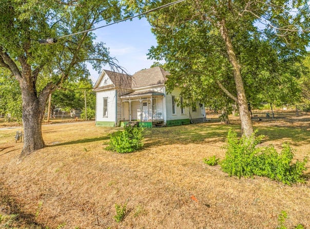 208 S Harrison Street, Pilot Point, TX 76258