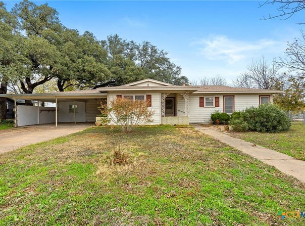 1002 W Woodlawn Street, San Saba, TX 76877