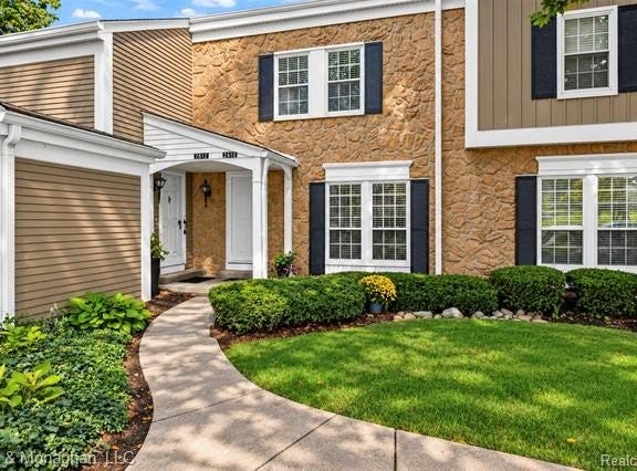 2610 Williamsburg Circle, Auburn Hills, MI 48326