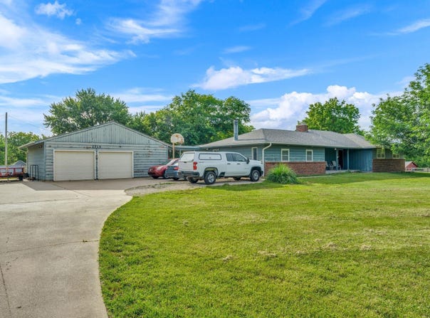 2715 SE Downing RD, Topeka, KS 66605