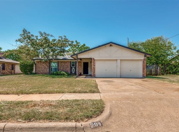 204 E Cunningham Avenue, Crowley, TX 76036