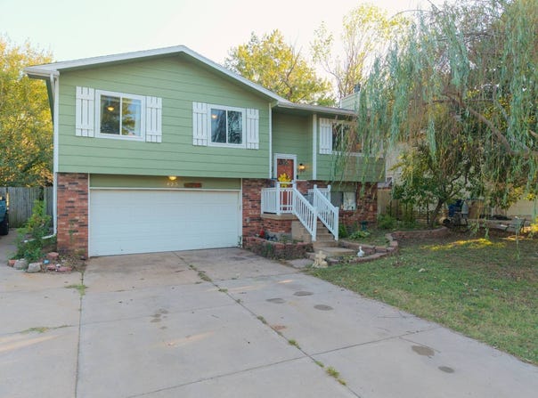425 E Twisted Oak Rd, Derby, KS 67037