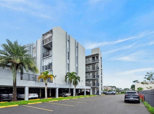 305 W 68th St, Hialeah, FL 33014