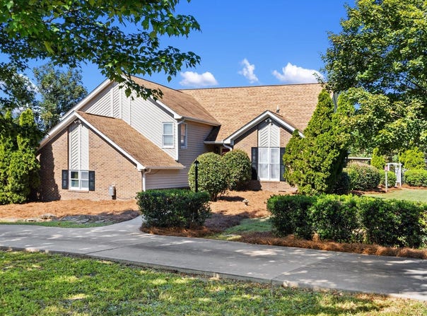 102 Chestnut Hill, Laurens, SC 29360